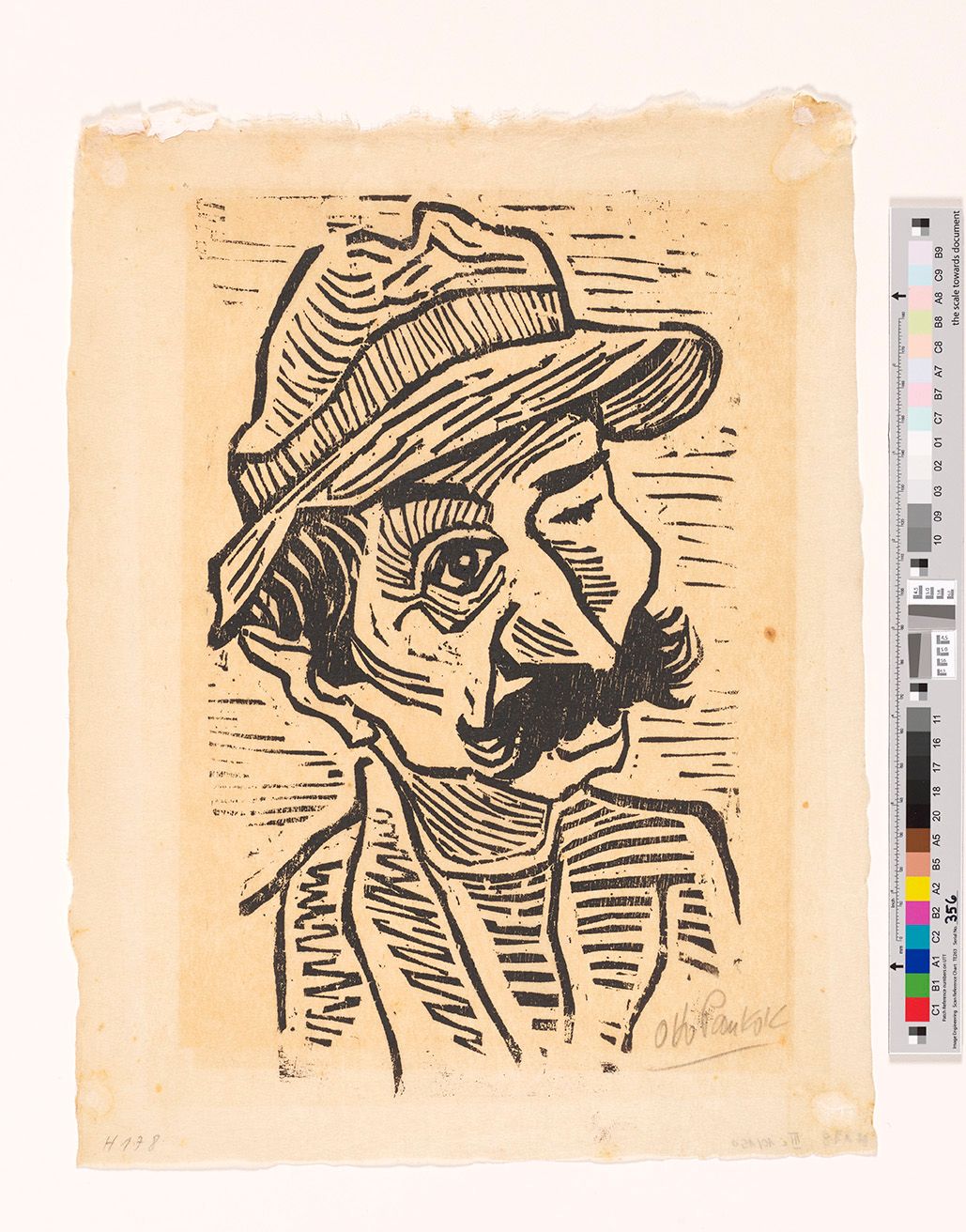 Portrait eines Mannes mit Schnauzbart und Hut. Er blickt mit einem zugekniffenen Auge nach rechts.