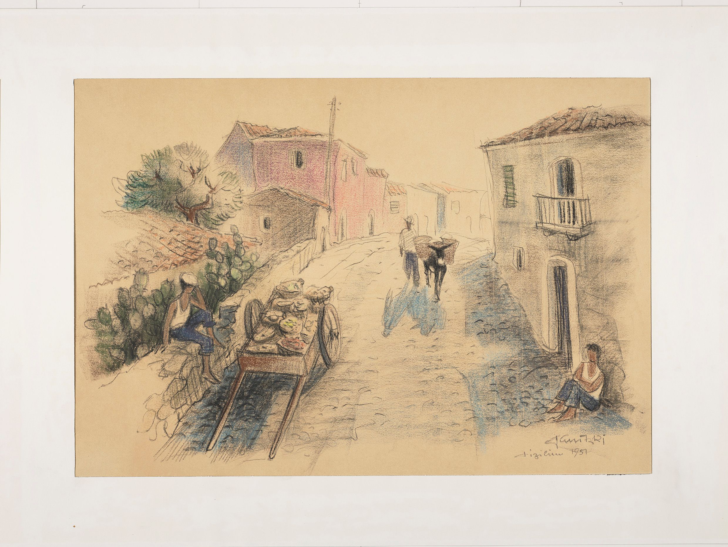 Zeichnung. Straßenszene in Sizilien. Bild wird eingeteilt in rechte und linke Seite durch eine Straße die in der Mitte verläuft. Auf der rechten Seite sitzt eine Person angelegt an eine Haus Fassade. Auf der linken Seite sitzt eine Person vor einem Wagen auf einer Steinmauer. In der Mitte läuft eine weitere Person mit einem Esel. 