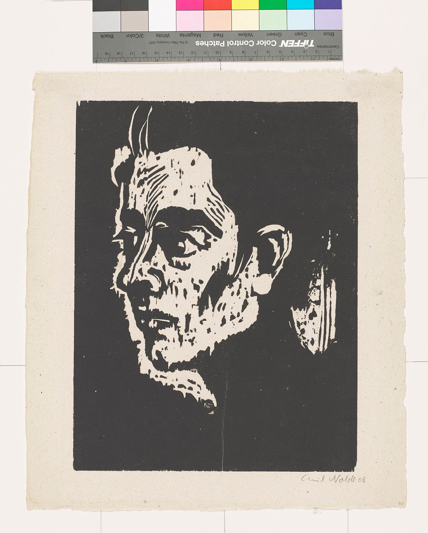 Kopf eines jungen Mannes im Profil, der vor schwarzem Hintergrund nach links blickt.