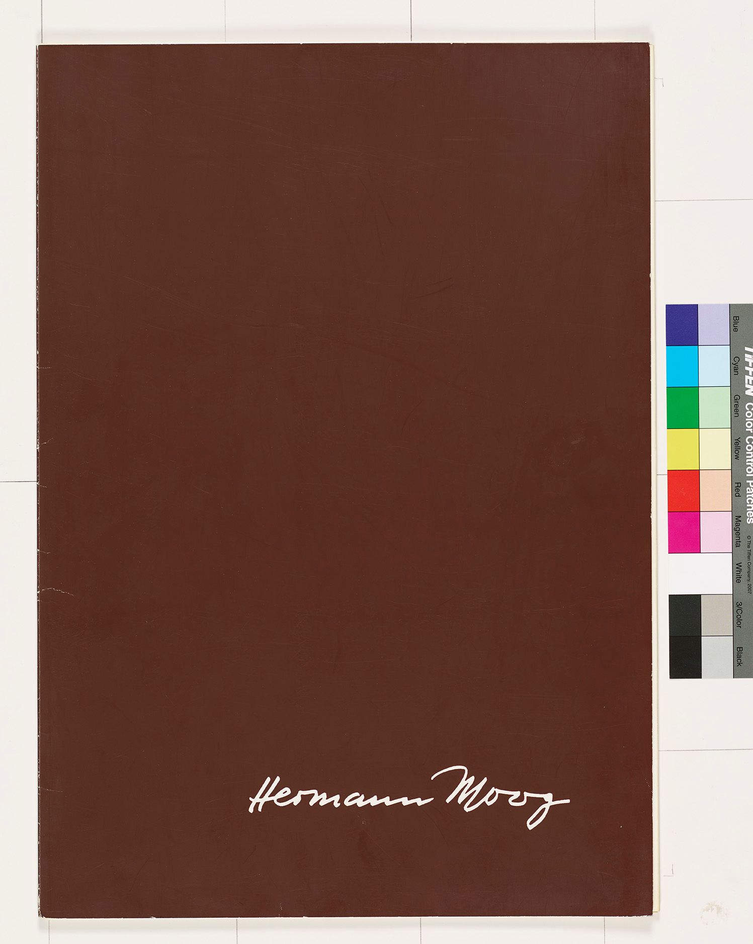 Braune Vorderseite einer Mappe mit der geschwungenen Signatur "Hermann Moog" in der unteren Hälfte.