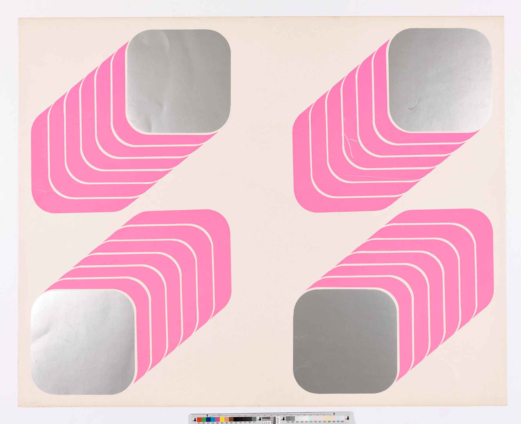 Op-Art Komposition aus vier konisch zulaufenden Formen mit rosafarbenen Segmenten und glänzender Silberfolie auf den Spitzenflächen. Die obere Reihe ist nach rechts, die untere nach links rechts ausgerichtet.