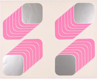 Op-Art Komposition aus vier konisch zulaufenden Formen mit rosafarbenen Segmenten und glänzender Silberfolie auf den Spitzenflächen. Die obere Reihe ist nach rechts, die untere nach links rechts ausgerichtet.