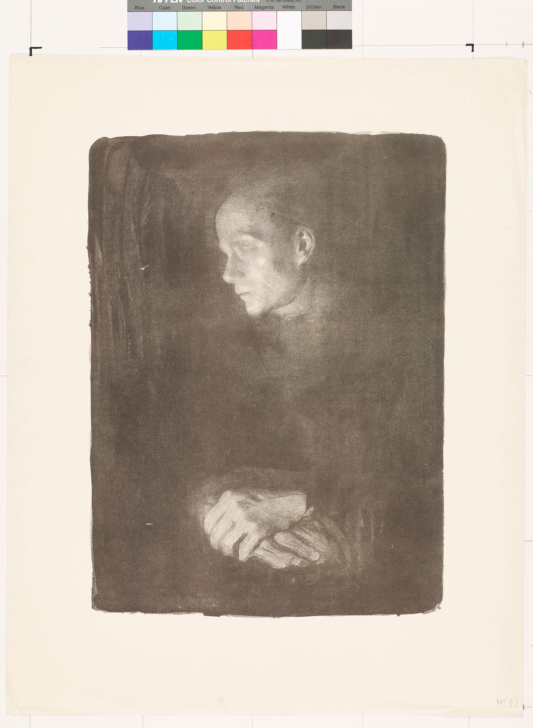 In dem Portrait einer Frau im Profil vor dunklem Hintergrund ist der Körper kaum zu erkennen. Der Kopf und die im Schoß gefalteten Hände sind dagegen nuanciert beleuchtet.