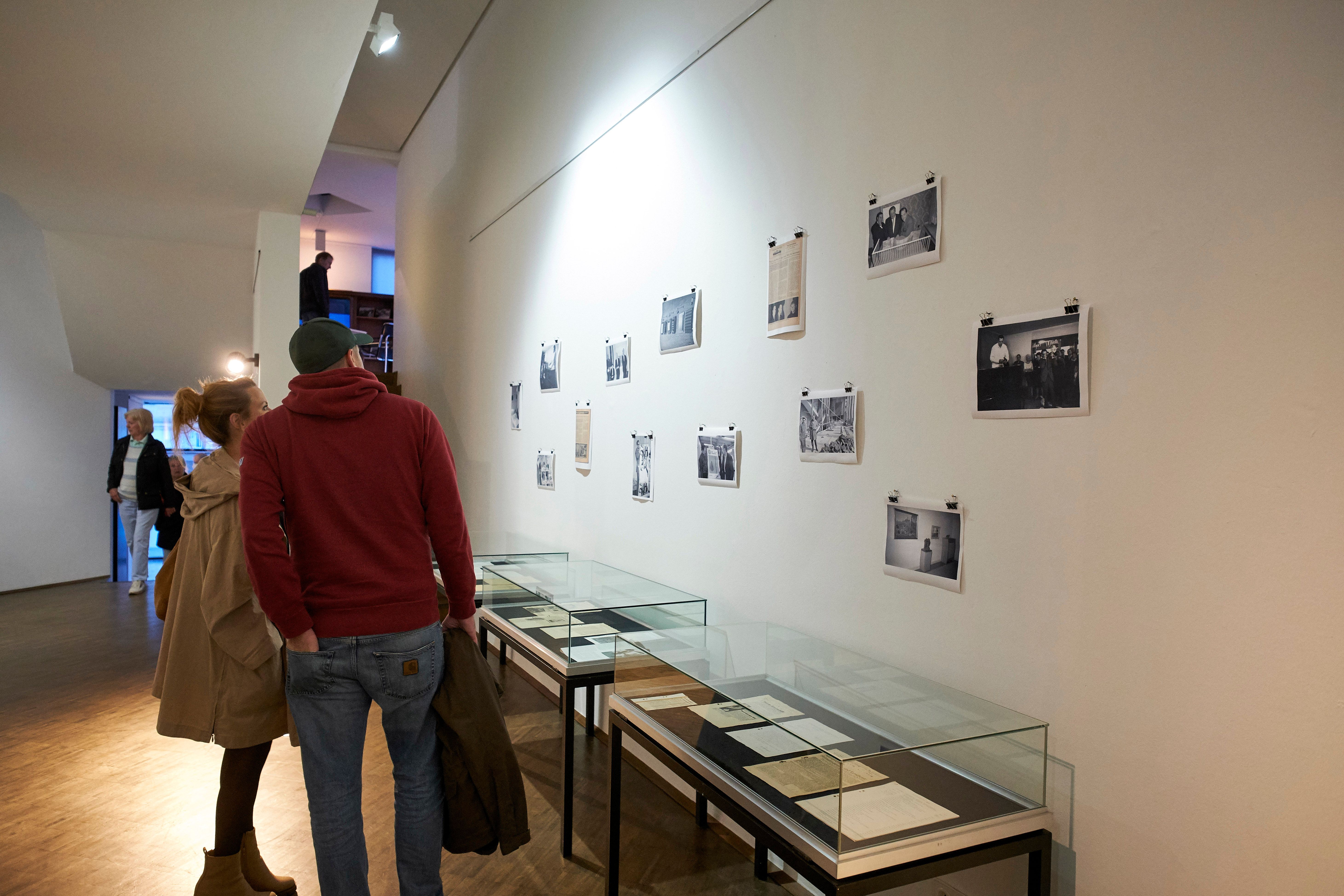 Besucher:innen in der Ausstellung