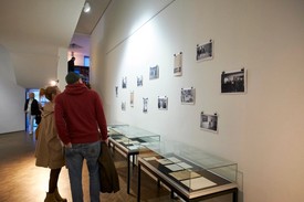Besucher:innen in der Ausstellung