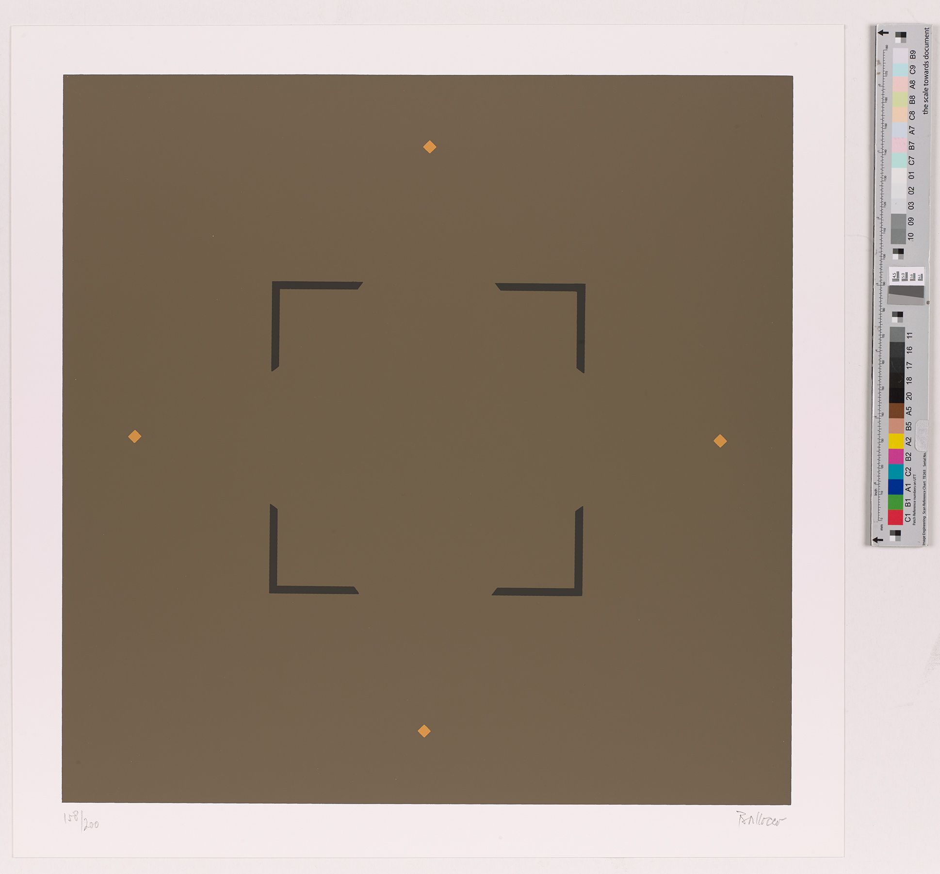 Großes braunes Viereck auf weißem Hintergrund. Vier gelbe Punkte an den Kanten des braunen Vierecks.  In Mitten des Vierecks befindet sich eine eine Andeutung eines weiteren dunkleren Vierecks.