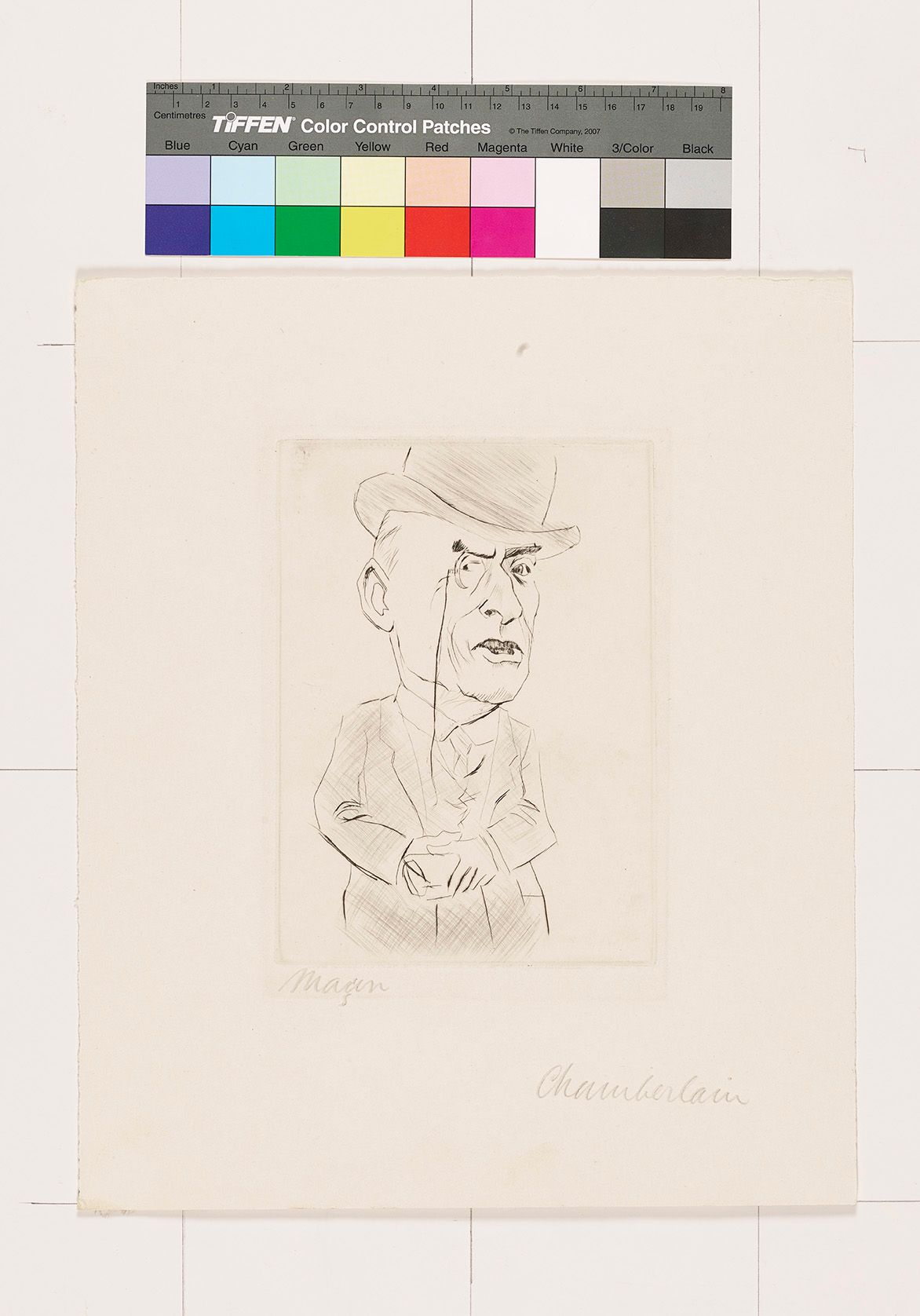 Karikaturhaftes Portrait des englischen Politikers Neville Chamberlain im Anzug mit Melone und Monokel.