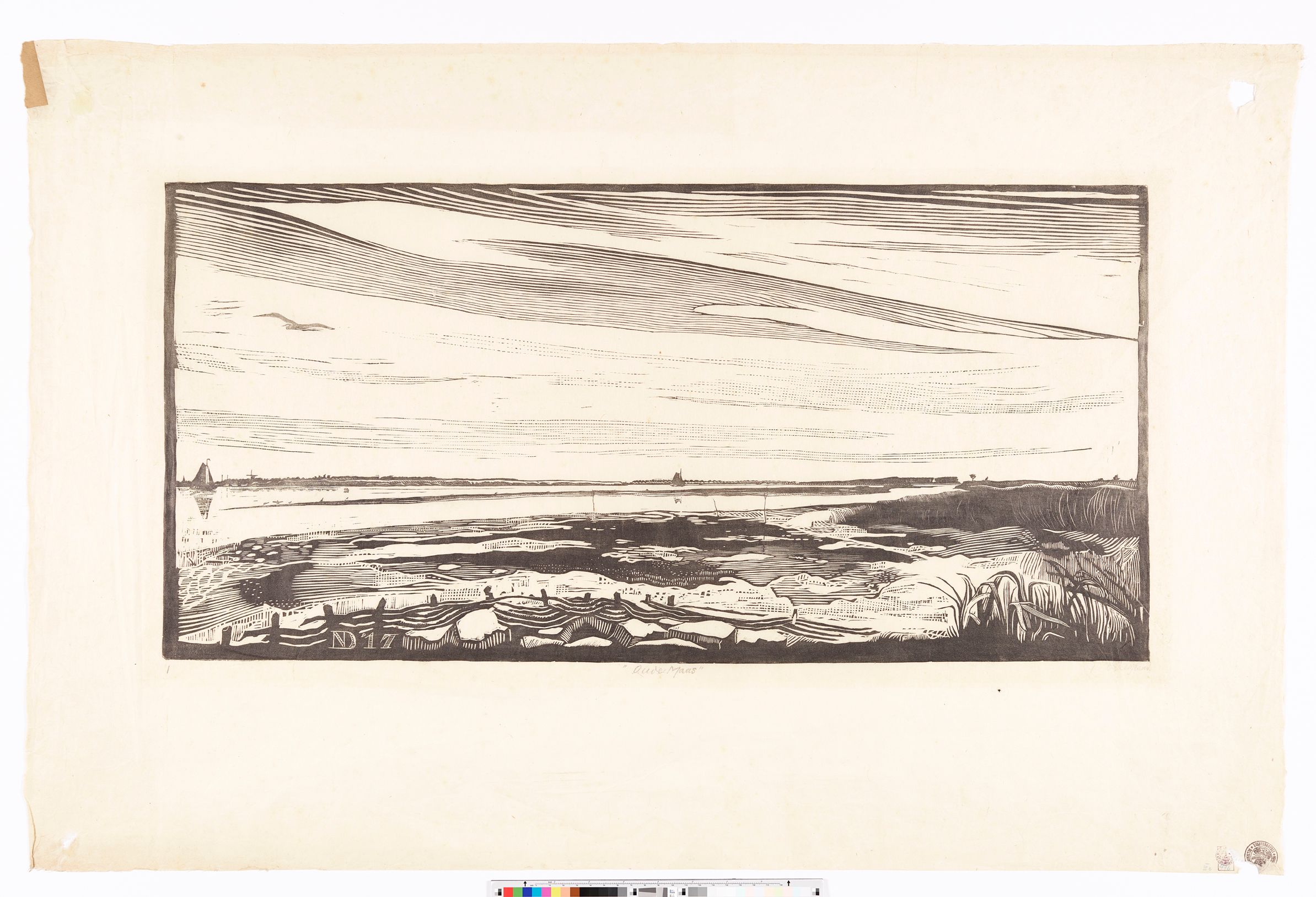 Blick über das schlammige Ufer der Alten Maas in den Niederlanden auf die Flusslandschaft mit zwei Segelbooten und einer Windmühle hinten links am Horizont.