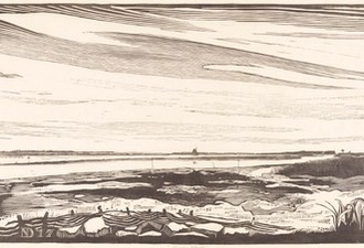 Blick über das schlammige Ufer der Alten Maas in den Niederlanden auf die Flusslandschaft mit zwei Segelbooten und einer Windmühle hinten links am Horizont.