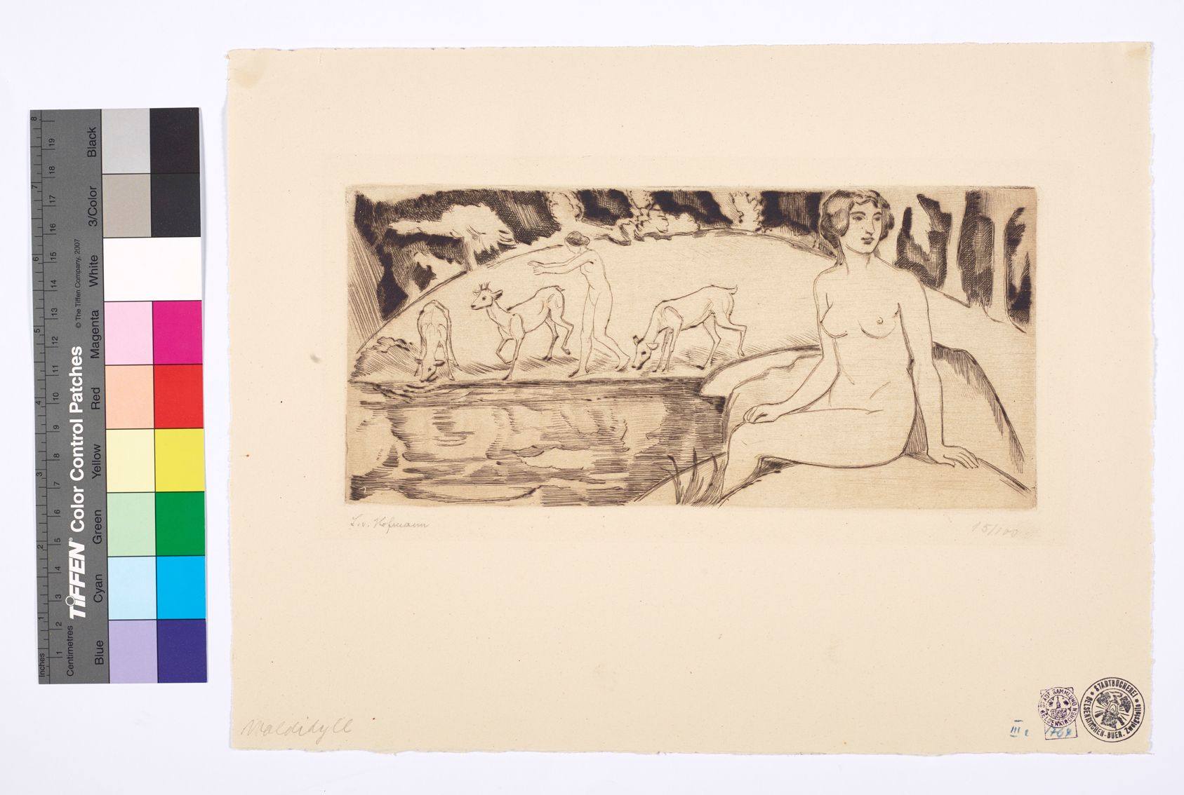 Nackt sitzende Frau an einem See. Im Hintergrund sind Rehe und eine weitere Frau.