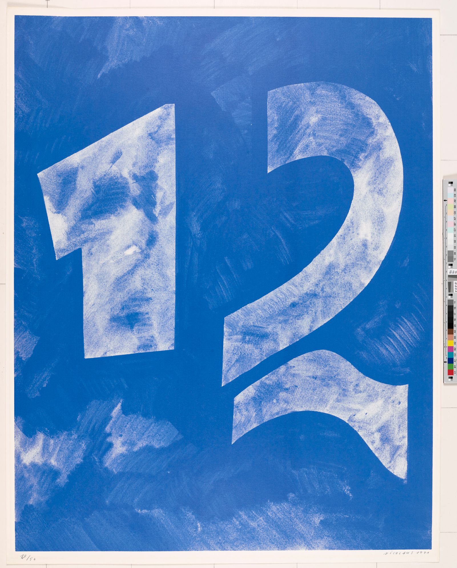 Auf einem blauen Untergrund stehen die Zahlen 1 und 2 in schmutzigem Weiß. Der horizontale Strich der 2 ist abgelöst und in einer Wellenbewegung geformt.