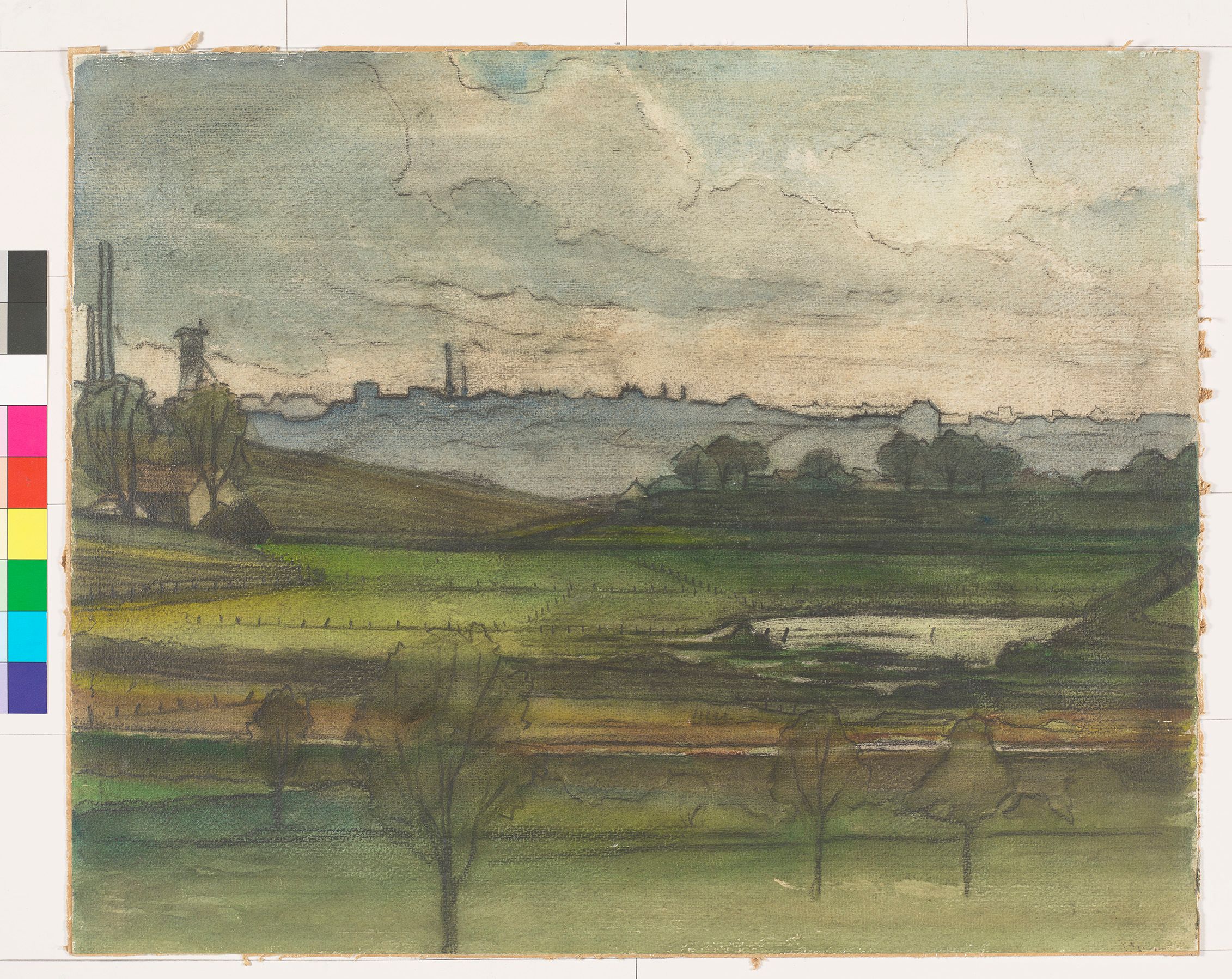 Ländliche Landschaft vor urbanem Hintergrund. Im Vordergrund in verschiedenen Grüntönen und durch Zäune abgegrenzte Wiesen. Im rechten Teil des Bildes ist auch ein kleines Gewässer zu sehen, während am äußeren linken Bildrand ein kleines Haus, das von zwei Bäumen eingerahmt wird, zu sehen ist. Im Hintergrund ist in grau, und nur in Silhouetten angedeutet, eine größere Stadt zu sehen, aus der am linken Bildrand eine größere Industrieanlage mit zwei Türmen und einem Förderturm herausragt. Der Himmel ist mit hellgrauen bis grauen Wolken behangen.    