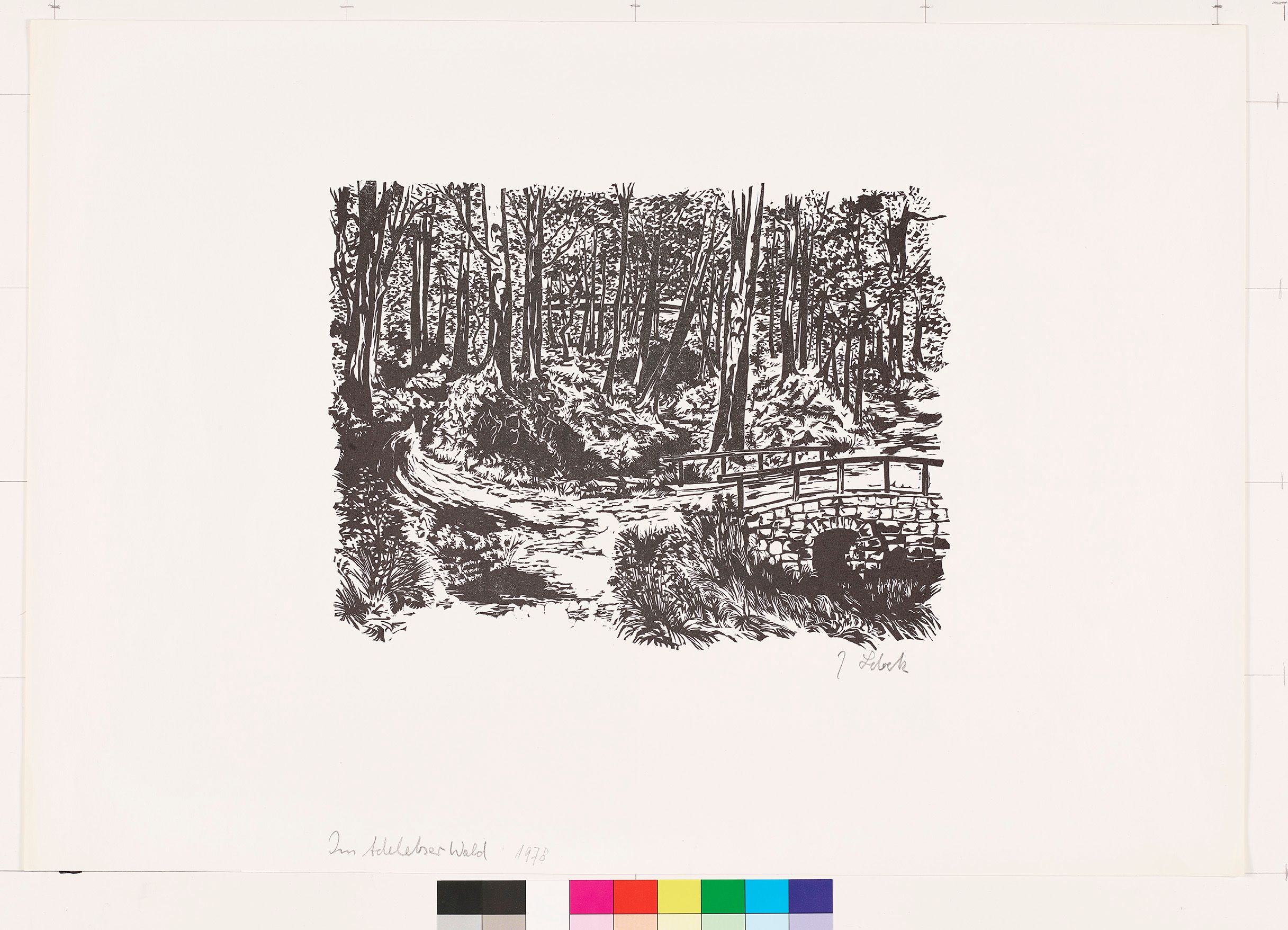 Blick in einen Wald mi verschlungenen Wegen und einer Steinbrücke über einen kleinen Bach.