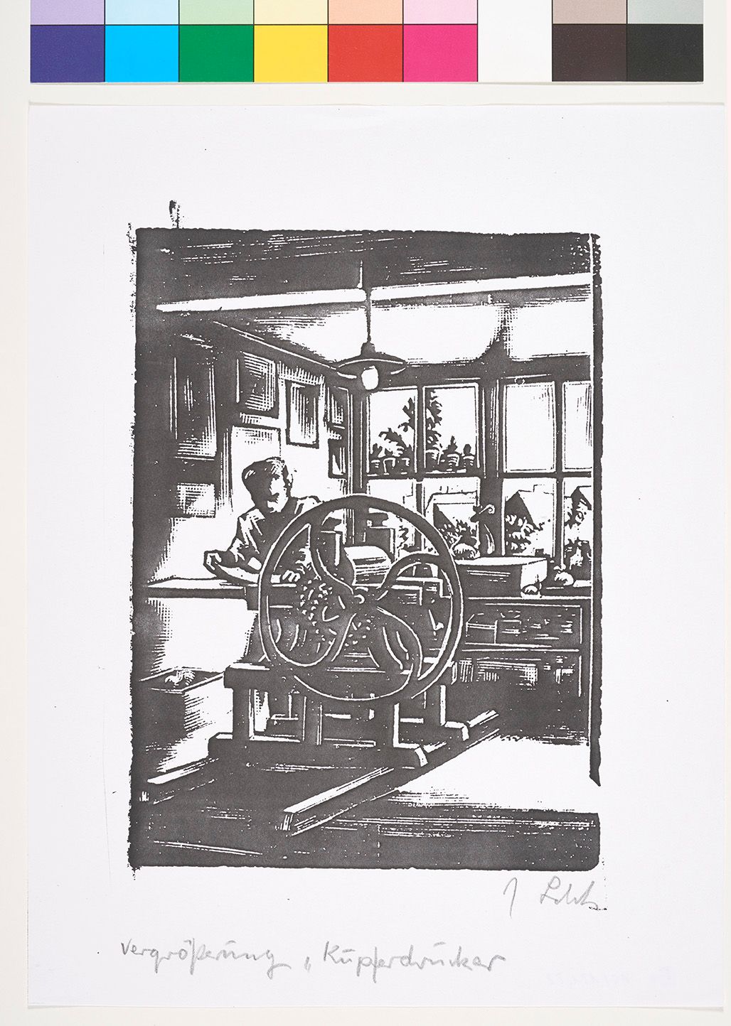 Blick in die Werkstatt eines Buchdruckers der an einer Druckpresse mit einem großen Schwungrad steht.