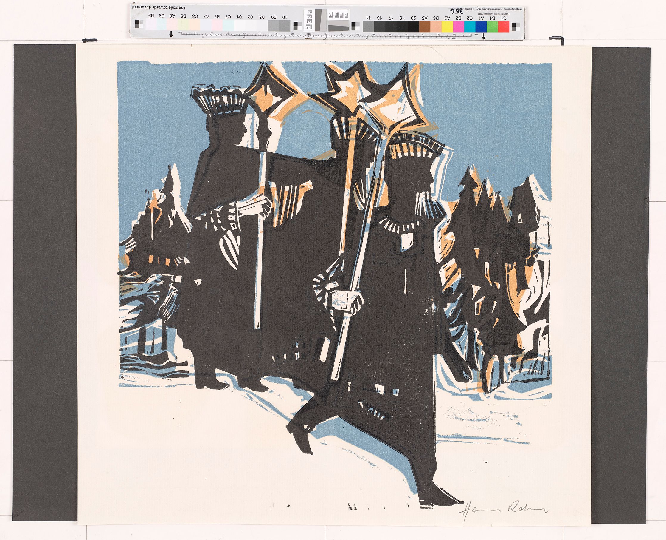 Grafik. Drei Siluetten von den heiligen drei Königen. Alle drei sind in Bewegung und von der Seite abgebildet. Alle drei haben einen Zepter in der Hand. Die Details der Könige sind in weiß ausgearbeitet, ansonsten sind sie schwarz. Neben Schwarz und Weiß wurde außerdem mit Gelb gearbeitet. Im Hintergrund sind mehrere Tannen zu sehen. 