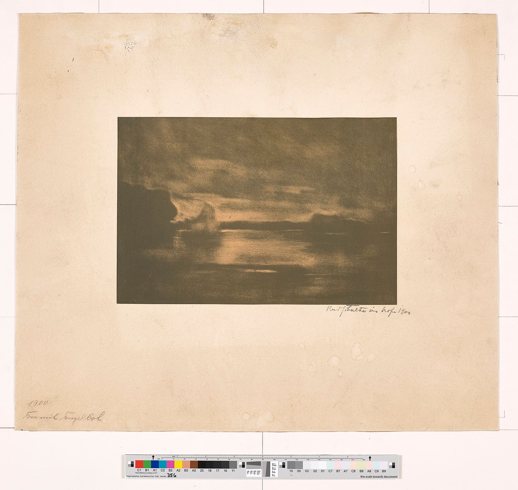 See Landschaft mit Booten. Sehr dunkle Landschaft. 