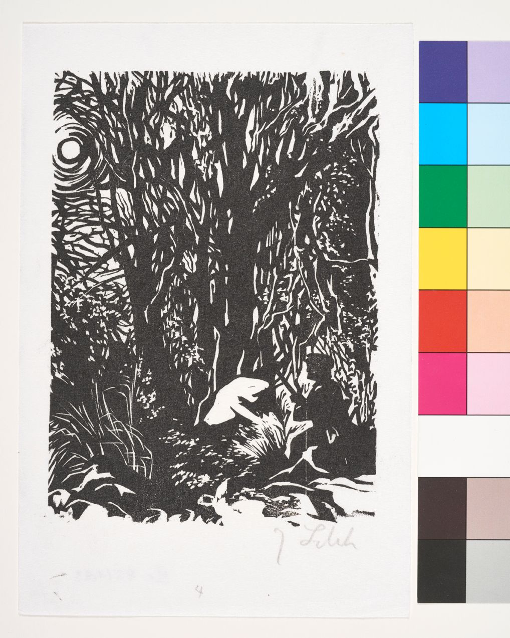 Ein Mann sitzt mit einer Angel im Dickicht eines Waldes.