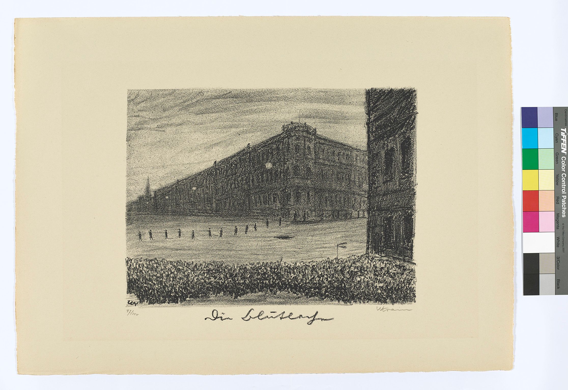 Blick auf einen Häuserblock aus einiger Entfernung. Eine Reihe von Menschen steht in einer langgezogenen Reihe vor den Häuern bis auf die Straße. Das Bild wird rechts von der Fassade eines weiteren Hauses und im Vordergrund durch ein Pflanzenbeet eingerahmt