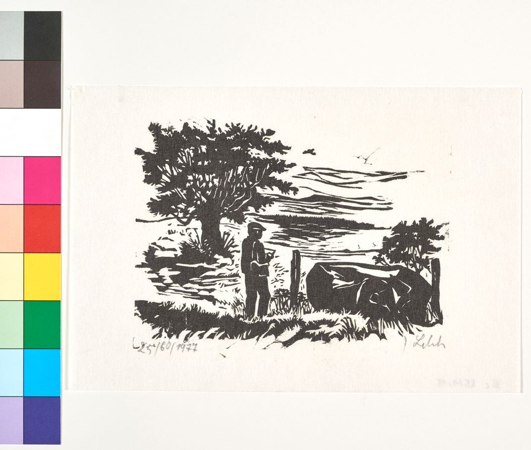 Ein Mann steht in einer Landschaft mit Baum und zeichnet.