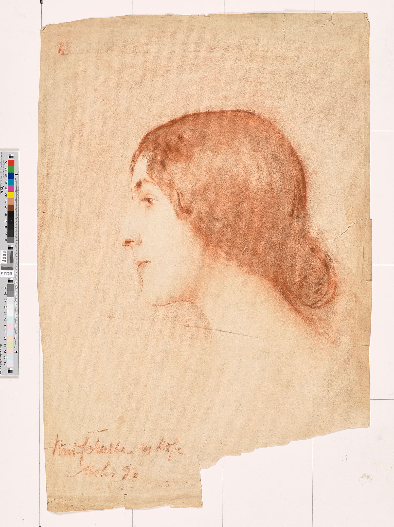 Rötel-Portrait- Zeichnung einer jungen Dame im linken Seitenprofil. Ihre Haare sind am Hinterkopf zusammen gebunden. 