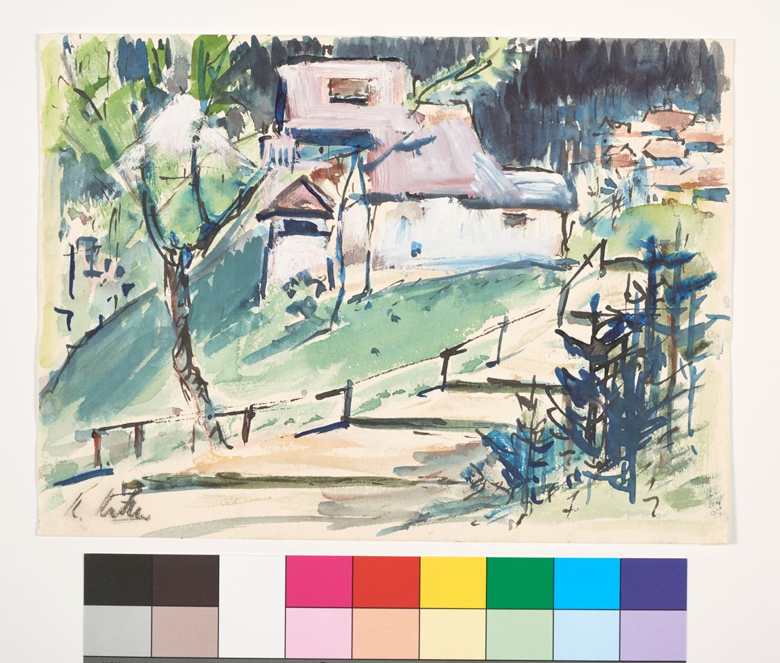 Ein Weg führt an einem Haus an einem Wiesenhang auf ein von Gebirge umgebenden Dorf im rechten Bildhintergrund zu. Das Rot der Hausdächer ist leicht gräulich verwaschen und die Pflanzen am Wegesrand sind dunkelblau.