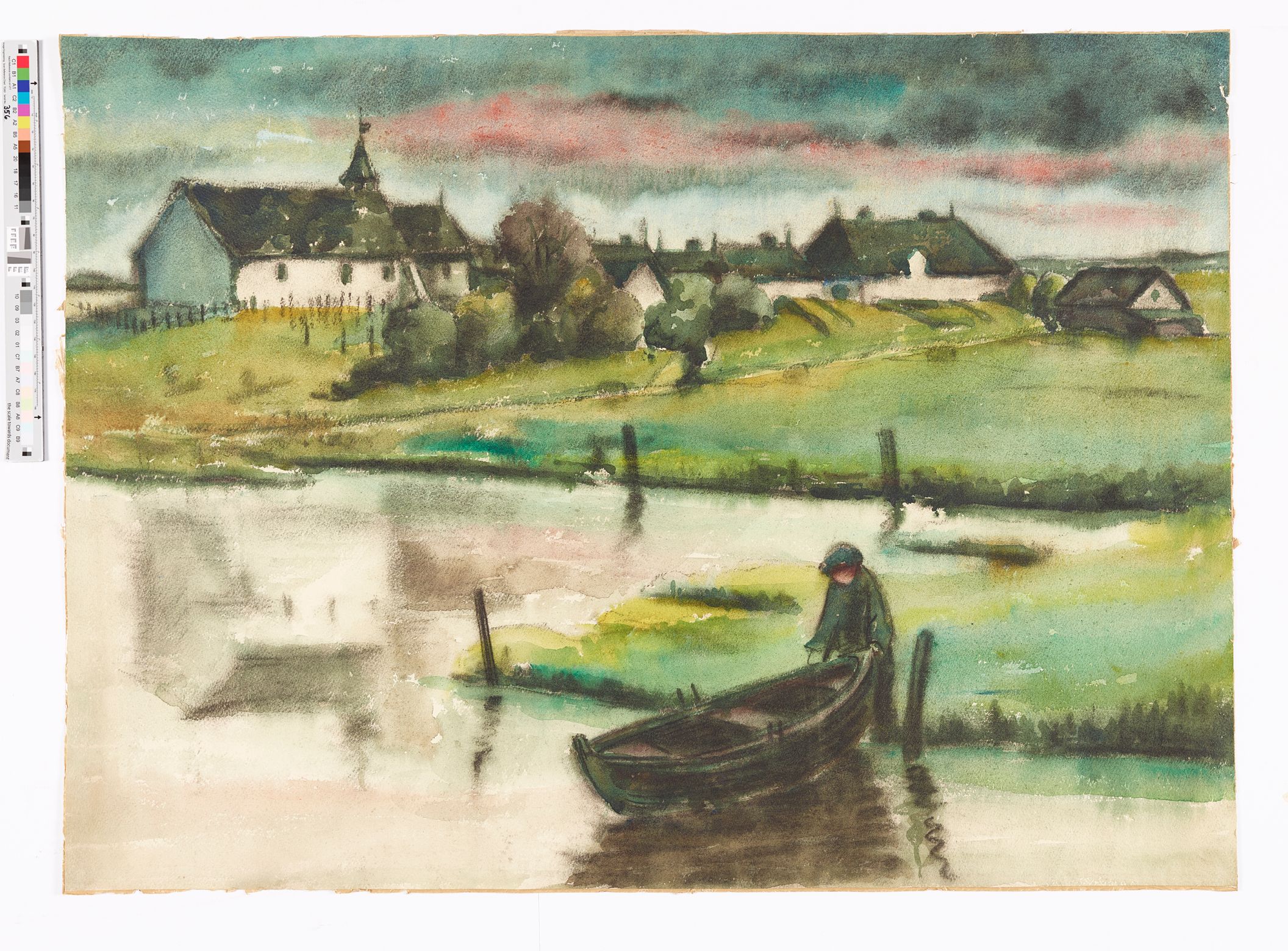 Vor einer grünen, fast moorig wirkenden, Landschaft mit einem kleinen Dorf im Hintergrund, steht rechts unten eine Person vor einem kleinen Boot am Wasser. Das Gewässer erstreckt sich über den unteren Bereich des Bildes und spiegelt zum Teil schemenhaft die dahinterliegende Landschaft. Das Gewässer geht nach rechts im Bild über in eine Wiesenlandschaft mit verschiedensten Grüntönen. Abgegrenzt durch einen kleinen Wall mit verschiedenen Büschen beginnt in der linken Hälfte des Bildes eine Siedlung mit mehreren Häusern, die zum Teil nur angedeutet durch Spitzen und Schornsteine im Hintergrund zu sehen sind. Im rechten Teil des Bildes bleibt die weite flache und grüne Landschaft zu sehen. Der Himmel ist grau mit dunkelgrauen Wolkenbändern. 