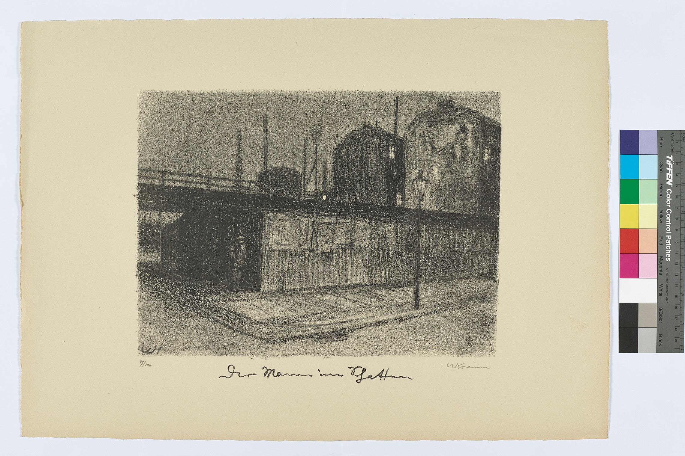 Vor einer industriellen Szenerie mit einem Bahndamm , Fabrikschloten und Wohnhäuern mit Reklamen an der Stirnwand steht ein Mann im Schatten an der Schmalseite einer Baracke an einer von einer Laterne erhellten Straßenecke.