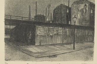 Vor einer industriellen Szenerie mit einem Bahndamm , Fabrikschloten und Wohnhäuern mit Reklamen an der Stirnwand steht ein Mann im Schatten an der Schmalseite einer Baracke an einer von einer Laterne erhellten Straßenecke.