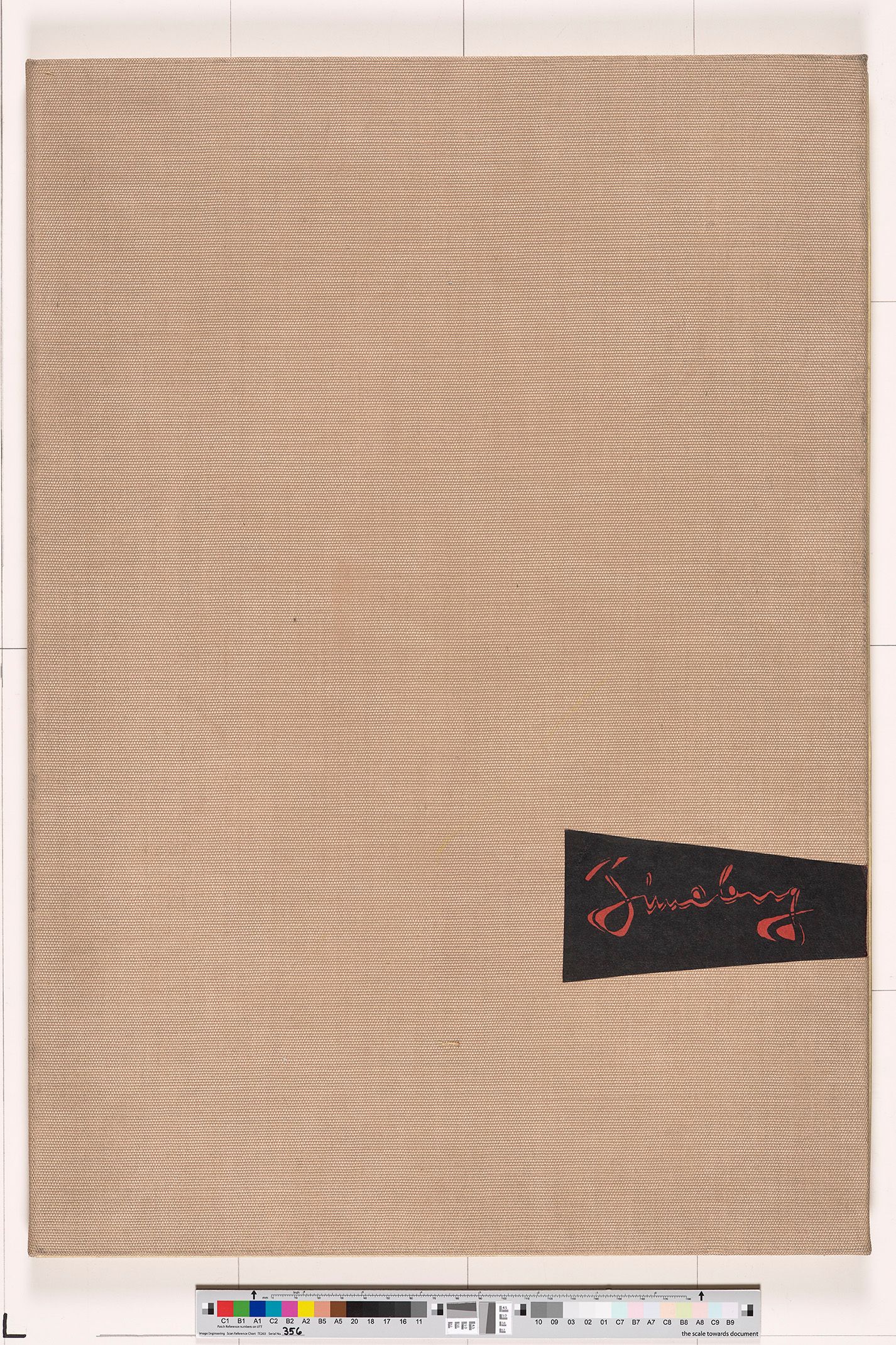 Eine unbemalte Leinwand auf der an der rechten unteren Seite ein trapezförmiges schwarzes Feld den Schriftzug "Zimolong" in roten Buchstaben  trägt.