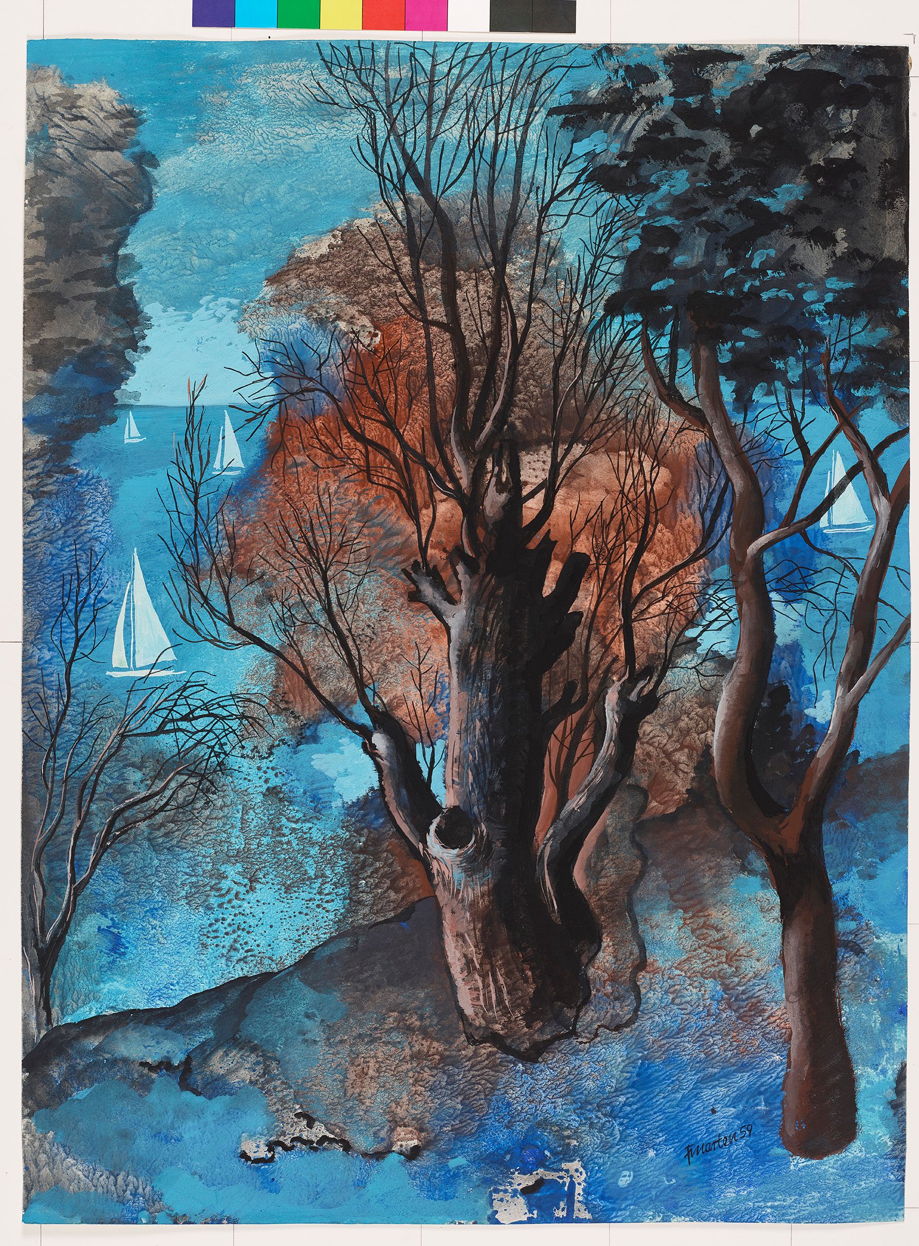 Eine Baumgruppe, davon einer ohne, die anderen mit braunen und schwarzen Blättern verdecken zum großen Teil den Blick auf Gewässer, auf dem vier Segelboote fahren.