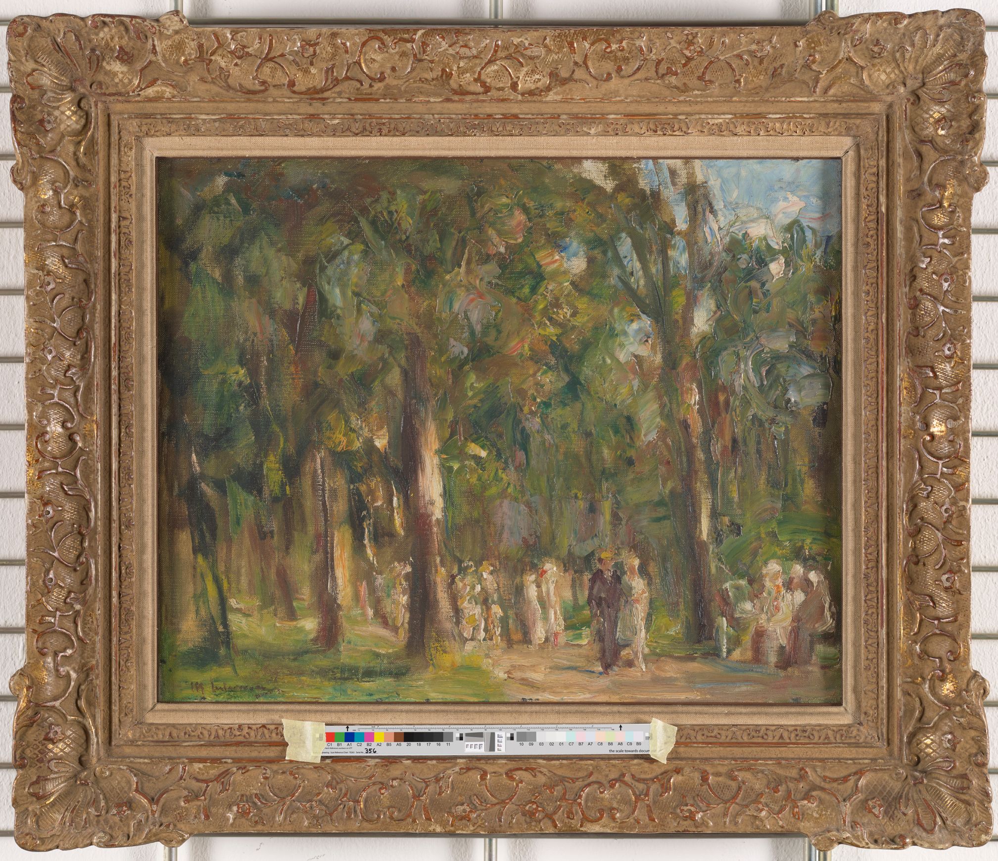 Gemälde. Allee im Tiergarten, durch die Allee laufen mehrer gut gekleidete Personen. Außerdem sitzen weitere Personen auf einer Bank.