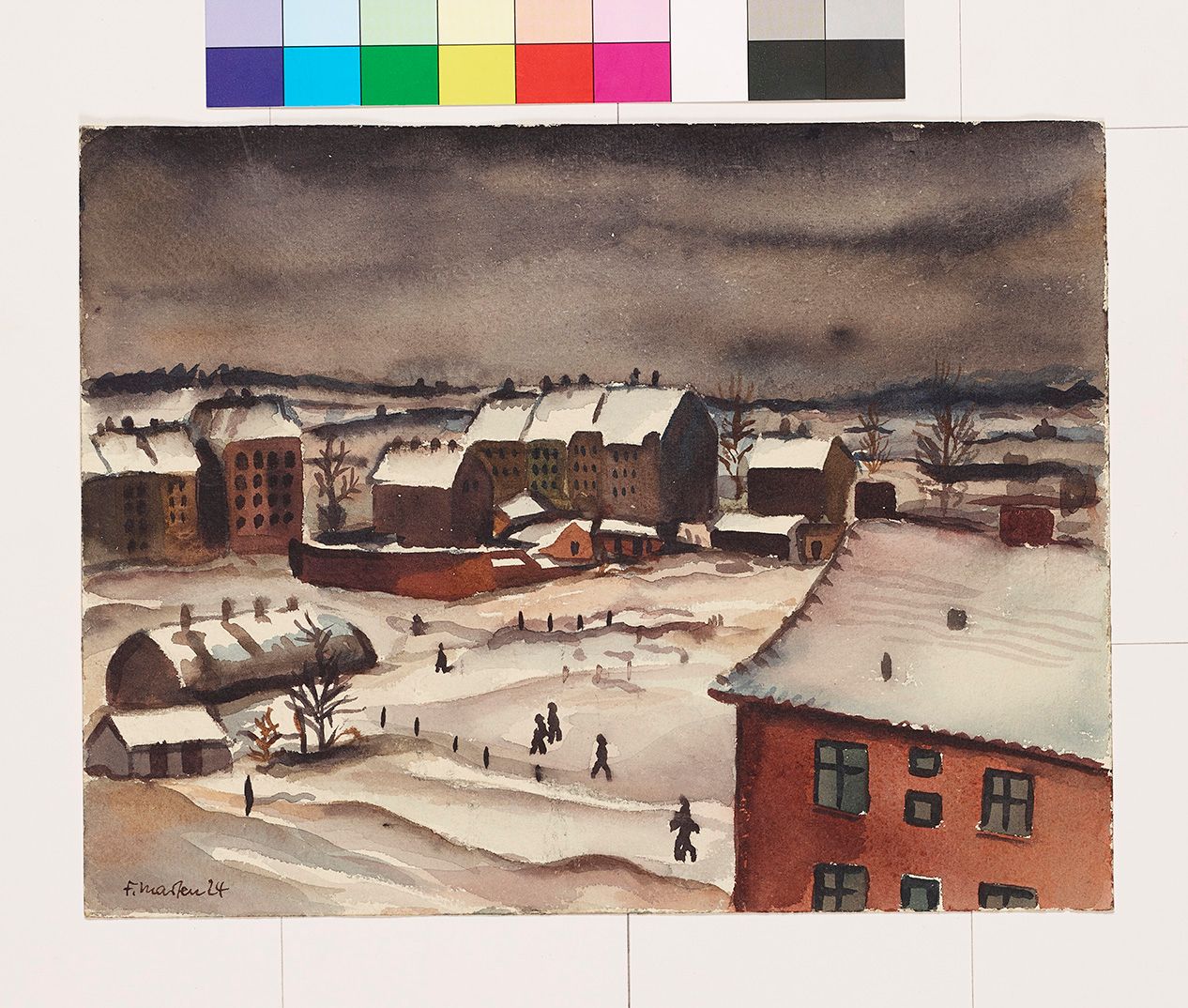 Blick auf schnebedeckte Wohnhäuser unter einem grauen Winterhimmel und Menschen auf einem zugefrorenen Teich neben einer Nissenhütte.