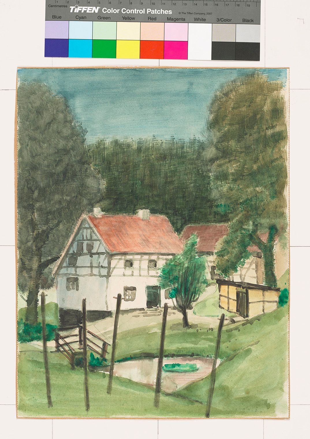 Eine grüne Landschaft, im Vordergrund eine grüne unebene Wiese und Bäume und im Hintergrund ein Wald, in dessen Mitte ein Fachwerkhaus und dahinter eine Fachwerkscheune steht. Das Haus und die Scheune werden eingerahmt durch zwei große Bäume. Gegenüber des Haupthauses steht ein kleiner Schuppen. Vor dem Haus befindet sich zwischen den unebenen Wiesen ein kleiner Teich oder Tümpel, über den eine kleine Brücke als Zufahrt zu dem Haus dient. Auf der Wiese im Vordergrund stehen fünf schmale Pfosten.