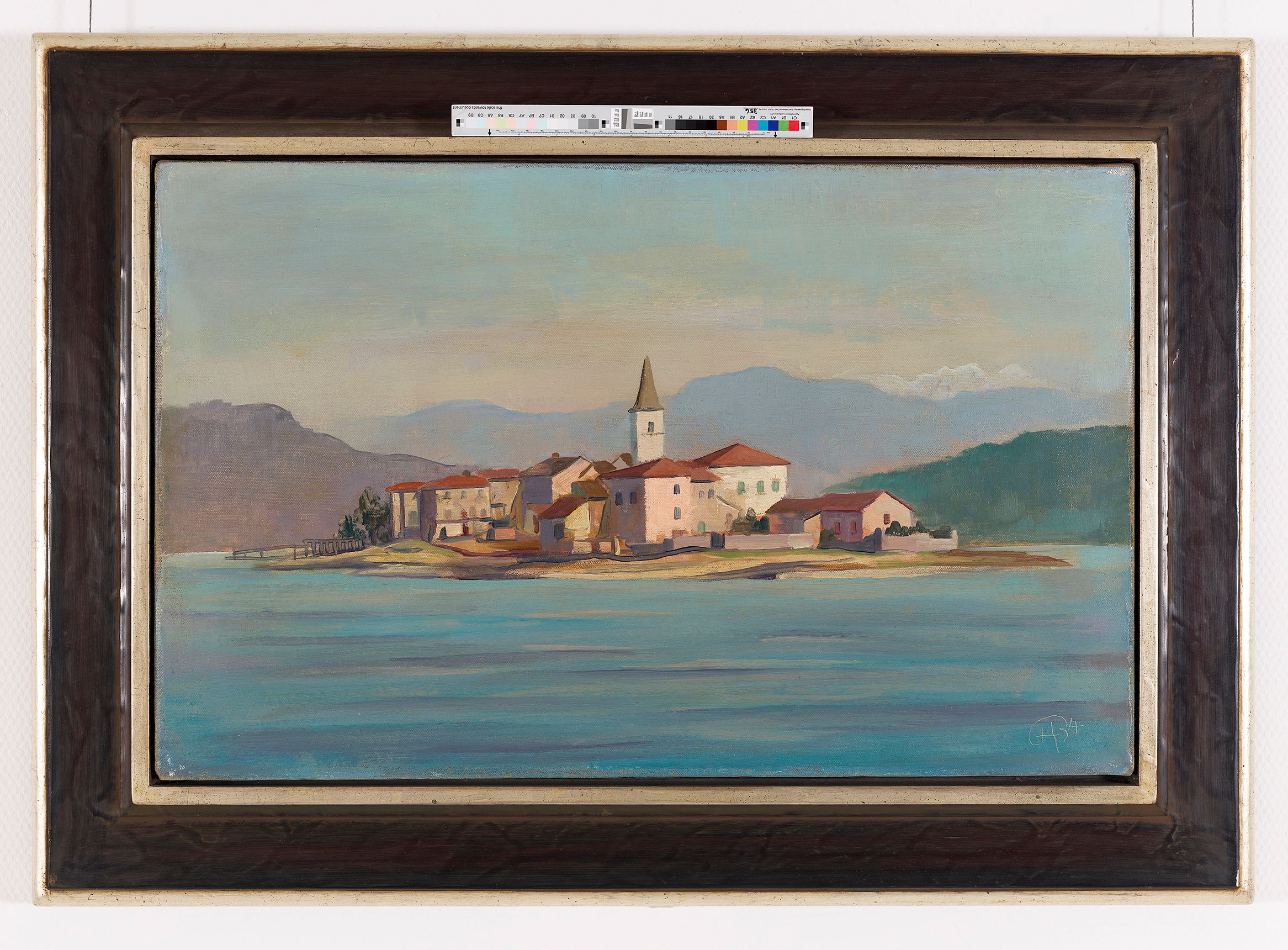 Gemälde. Ausblick auf die Insel Isola de Pescatori in Italien. Im Hintergrund sind Berge zu erkennen. Auf der Insel sieht man Häuser und eine Kirche. 
