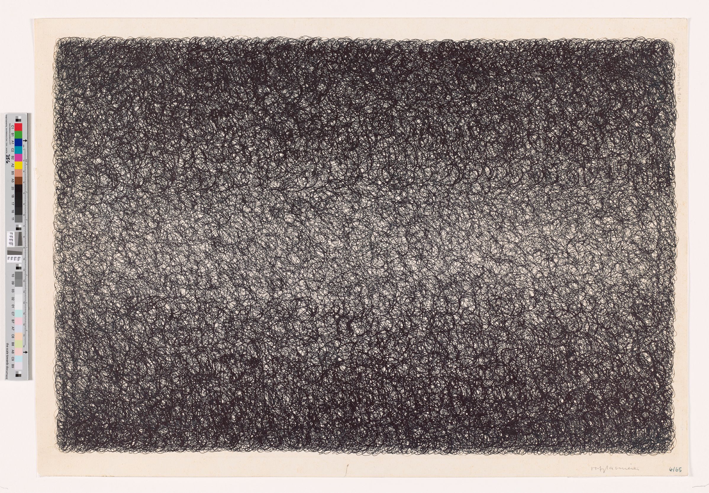 Abstraktes Bildmotiv. Schwarze gekreiselte Stellen. Mittig wird es heller. 