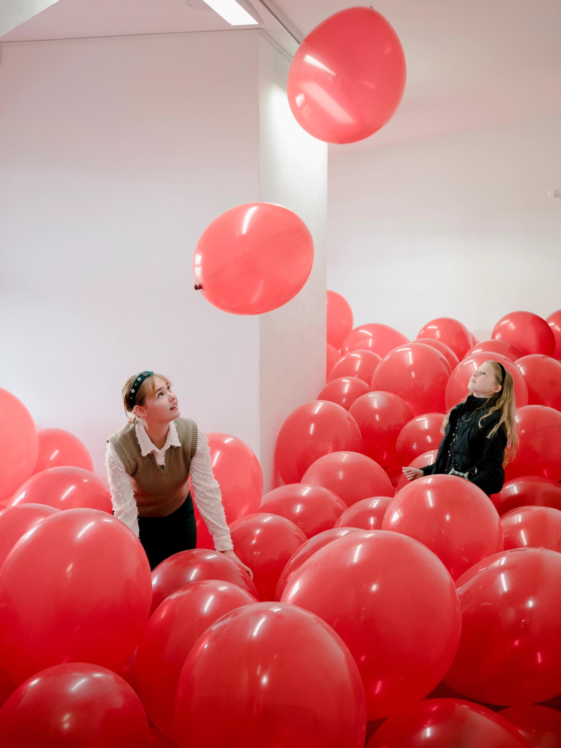 Martin Creed, Work No. 2592, Half the air in a given space, 2015, exhibtion view Kunstmuseum Gelsenkirchen, 2024, Photo: Katharina Kemme