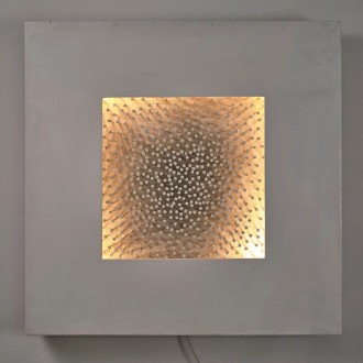 Weiße Kiste mit Nägeln, die hinterleuchtet sind