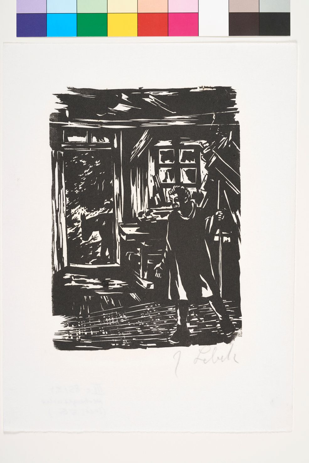 Ein Mann mit einem Stab in der Hand steht in einer Holzhütte. Durch die Tür auf der linken Sete sieht man einen Esel.