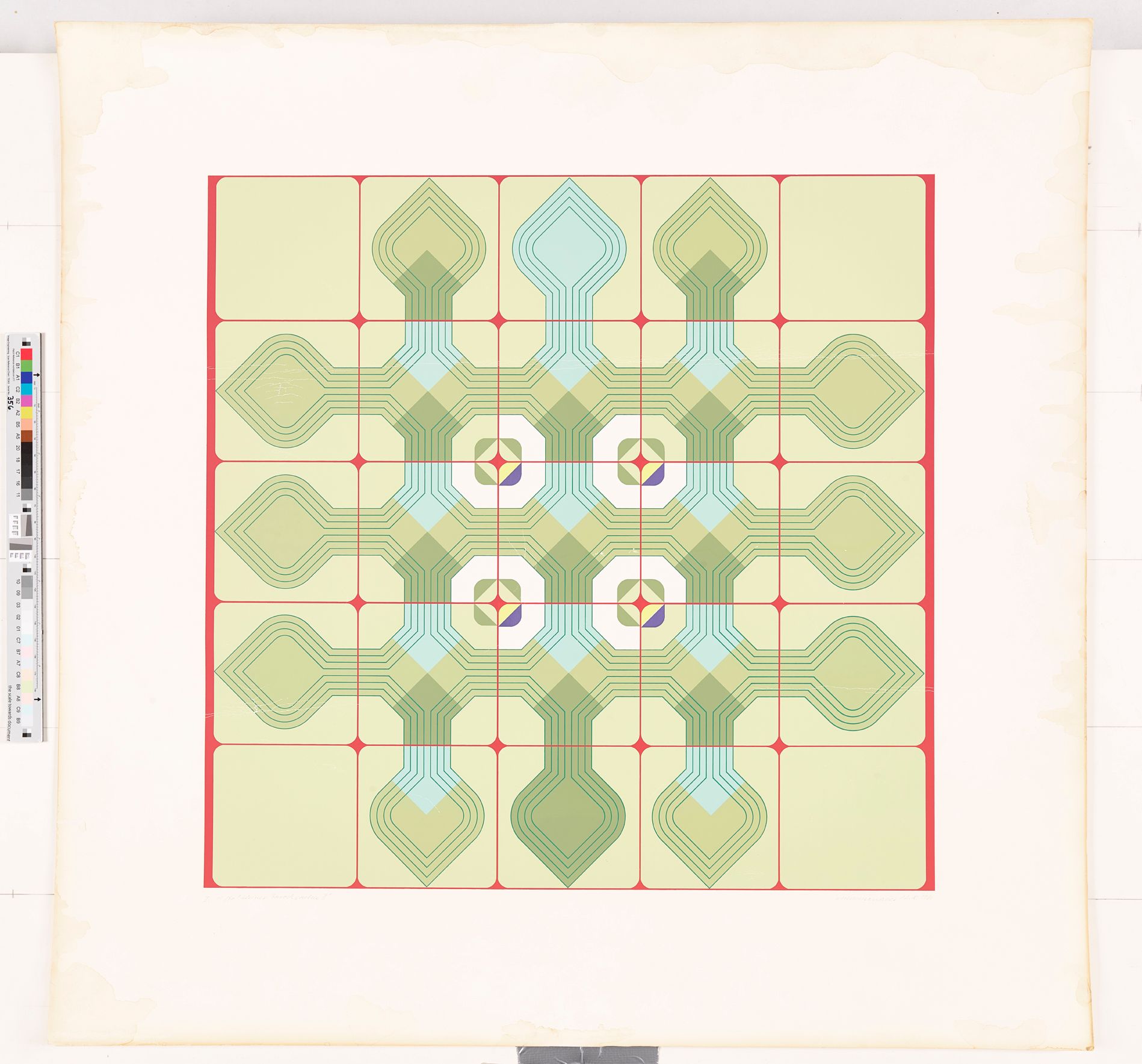 Ein Feld von 5 x 5 cremefarbenen Feldern mit abgerundeten Ecken auf rotem Grund. Die Felder enthalten grüne und blaue Pik-Formen und bilden ein regelmäßiges Muster. An den Ecken des Mittelquadrats vier Elemente weiße Achtecke aus.