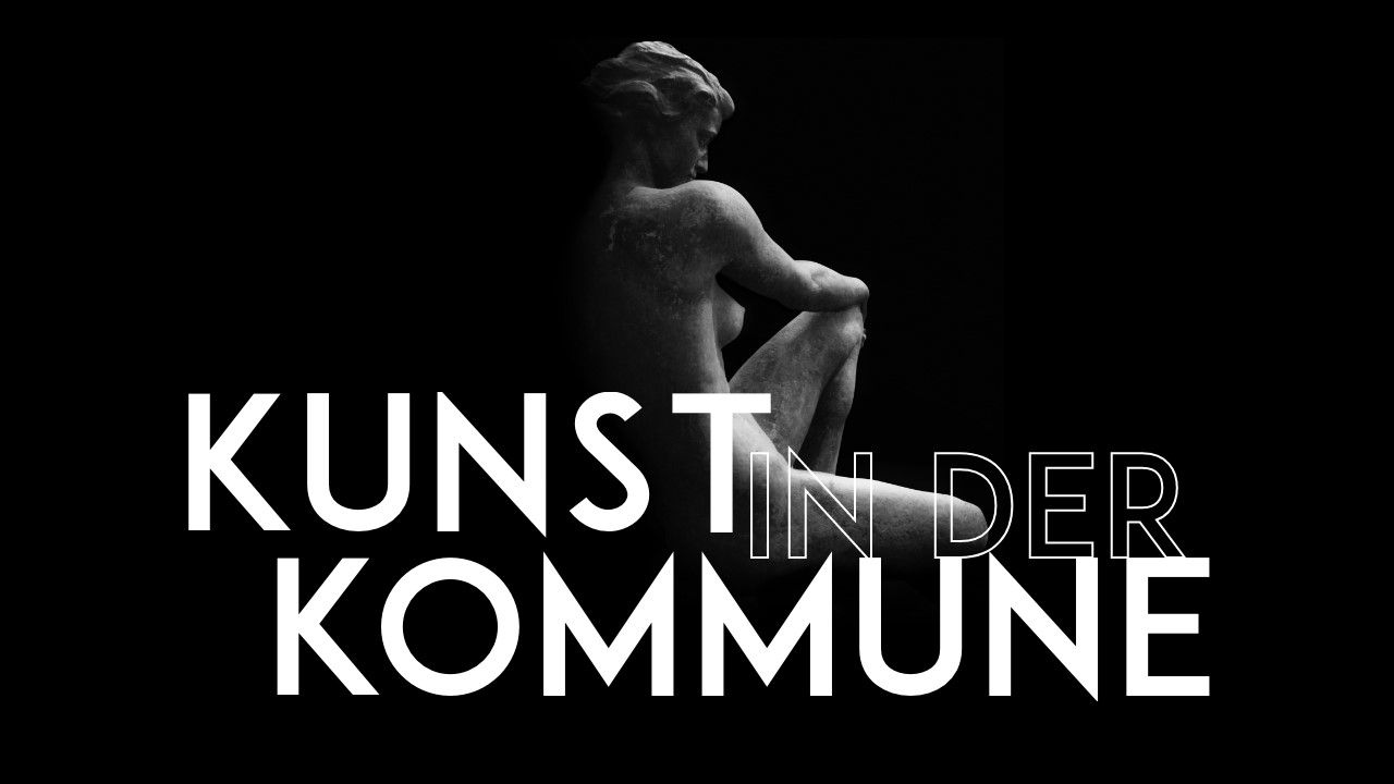 Kunst in der Kommune, dahinter die Skulptur einer nackten Frau