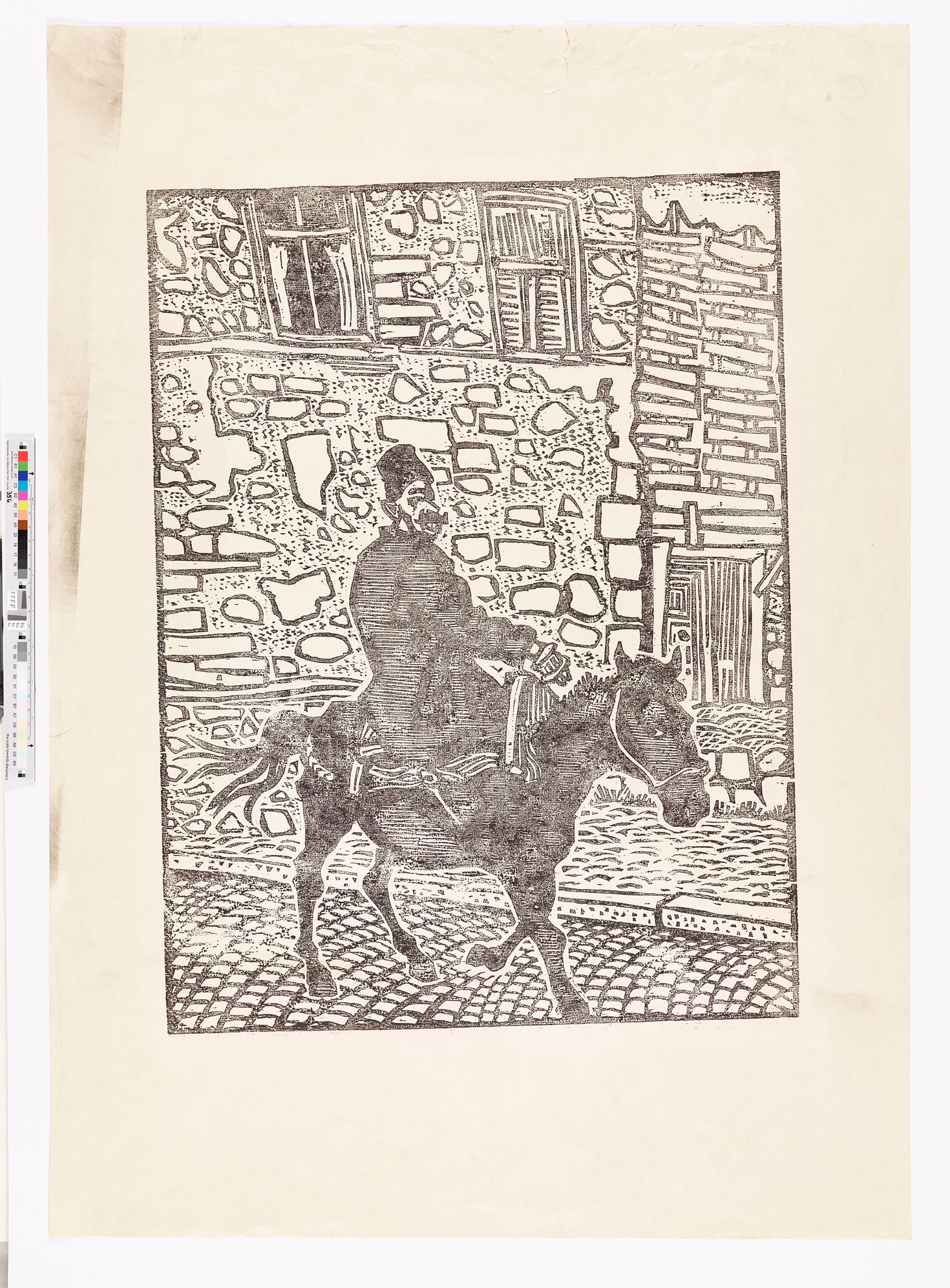 Vor notdürftig verputzten Hausfassaden mit schiefen Fenstern reitet ein Mann mit Schnauzbart und Fez auf seinem Pferd eine Kopfsteinpflasterstraße entlang.