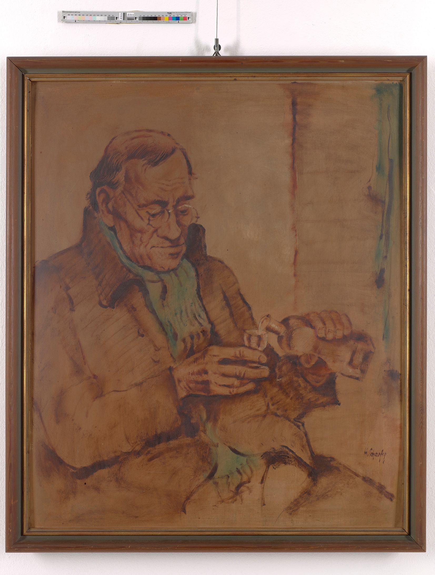 Gemälde. Abbildung eines Mannes. Der Mann ist leicht seitlich abgebildet und schenkt sich gerade etwas in ein Glas ein. In einer Hand hält er eine Flasche und in der anderen das Glas. Sein Blick ist leicht nach unten auf das Glas gerichtet. Außerdem trägt er eine Brille.