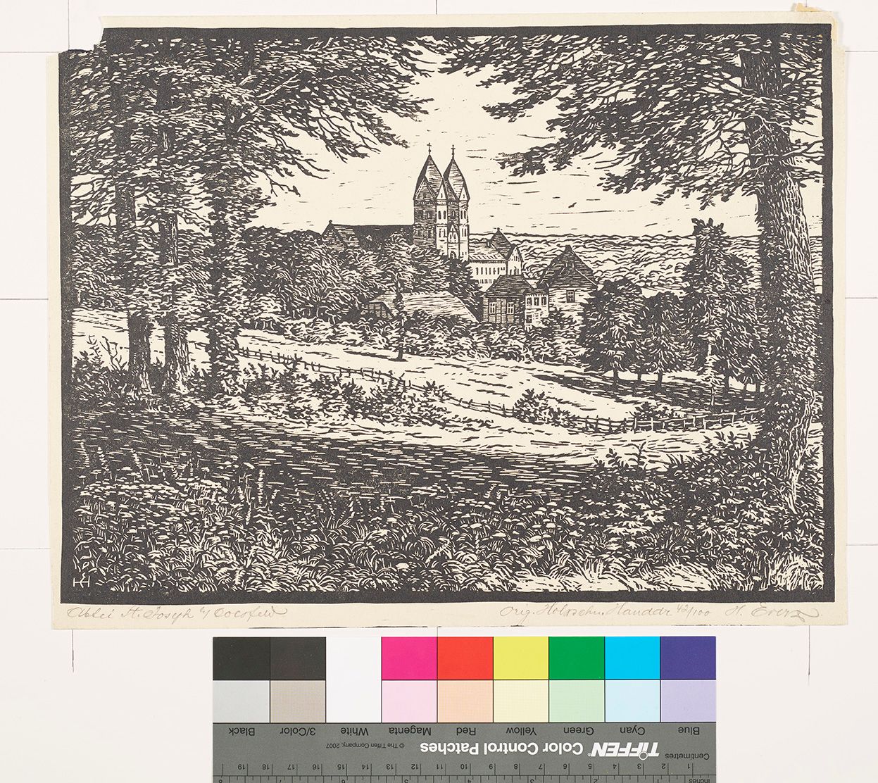 Holzschnitt. Fernsicht aus dem Wald auf die Abtei St. Joseph mit zwei Türmen.