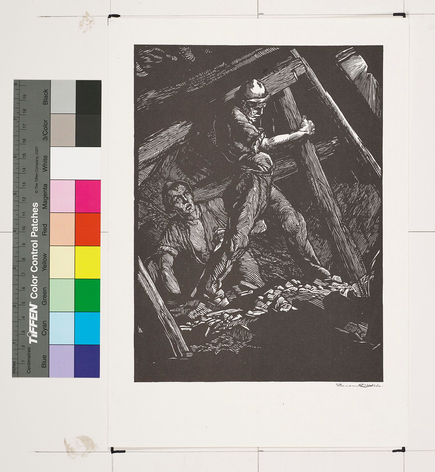 Zwei Männer im Kohlestollen. Der eine Mann sitzt und der andere Mann stellt zwei Holzstücke wieder auf (Schwarz-Weiß). 