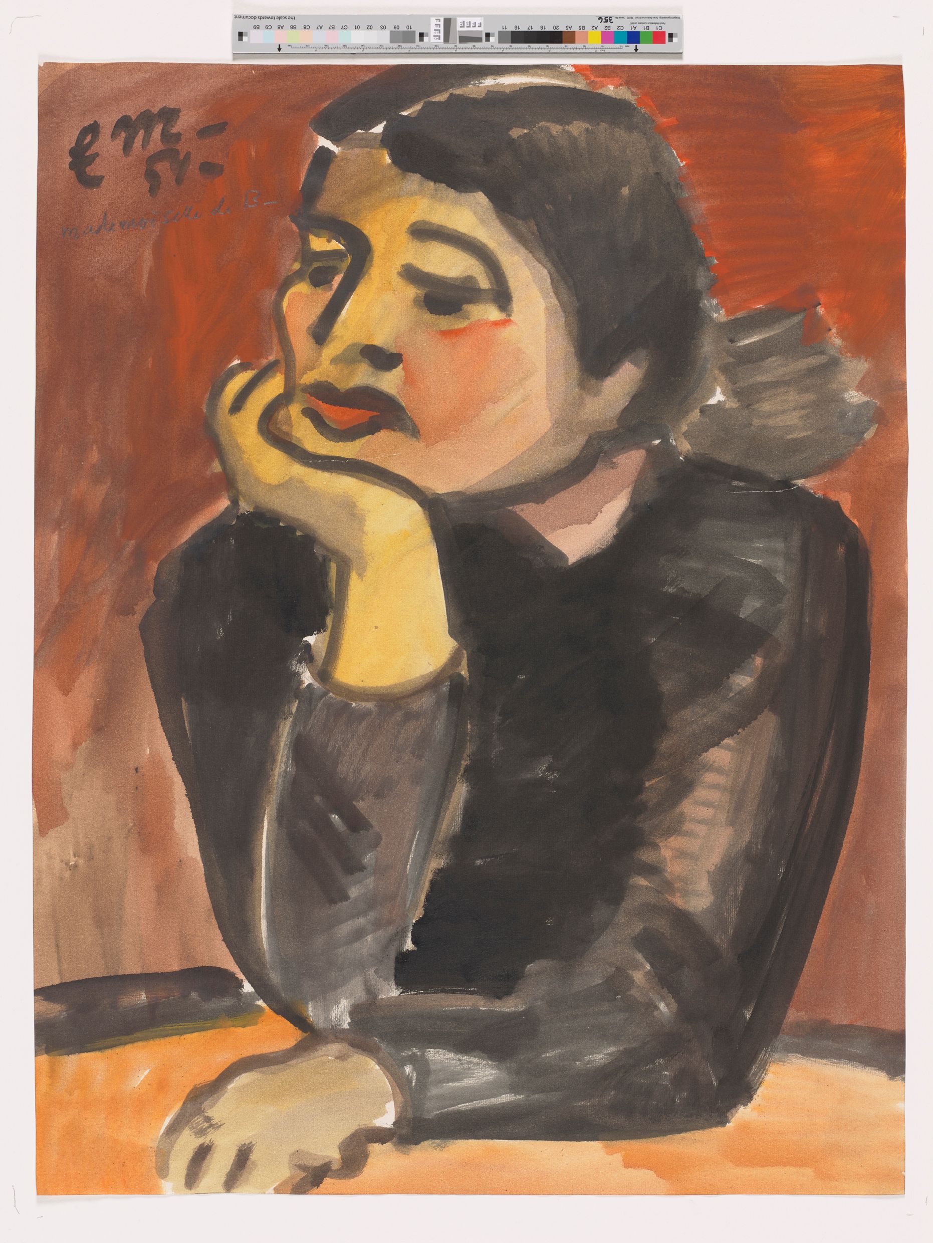 Eine Frau in einem schwarzen Kleid sitzt, die Hand gegen das Kinn gestützt, an einem Tisch vor einem roten Hintergrund.