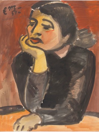 Eine Frau in einem schwarzen Kleid sitzt, die Hand gegen das Kinn gestützt, an einem Tisch vor einem roten Hintergrund.
