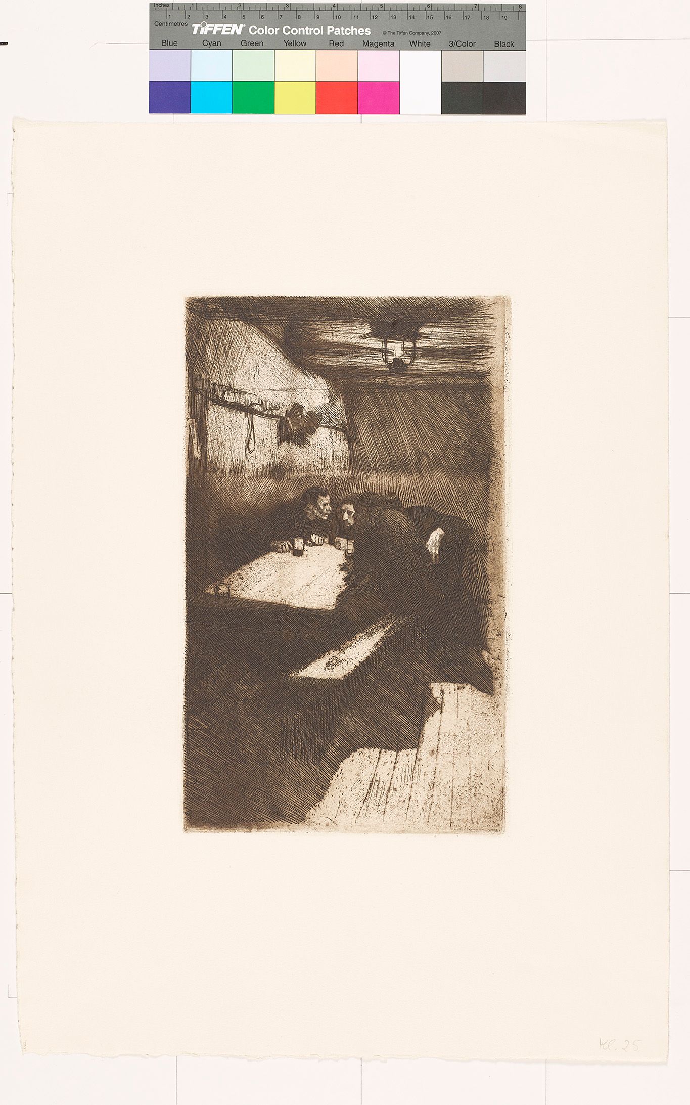 An einem Tisch in der Ecke einer düsteren Kneipe, von einer Öllampe notdürftig und rußig beleuchtet, stecken vier Männer im vertraulichen Gespräch die Köpfe zusammen. An Wandhaken über ihnen hängen ihre Mützen, auf dem Tisch stehen drei Gläser.