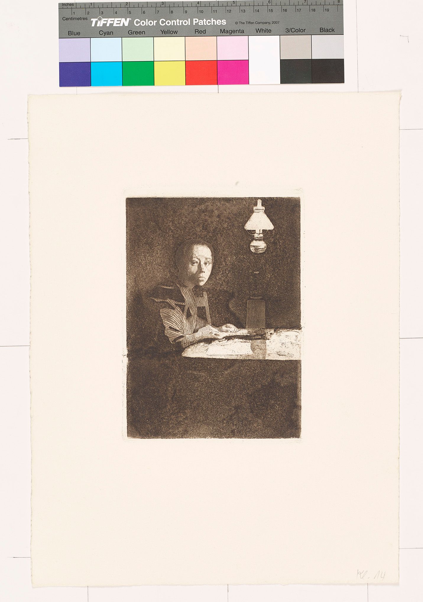 In einem Selbstbildnis zeigt sich die jüngere Käthe Kollwitz an einem Tisch vor dunklem Hintergrund sitzend, die Hände auf die Platte gelegt auf die Betrachter blickend. Eine öllampe rechts oben im Bild beleuchtet die Szene.