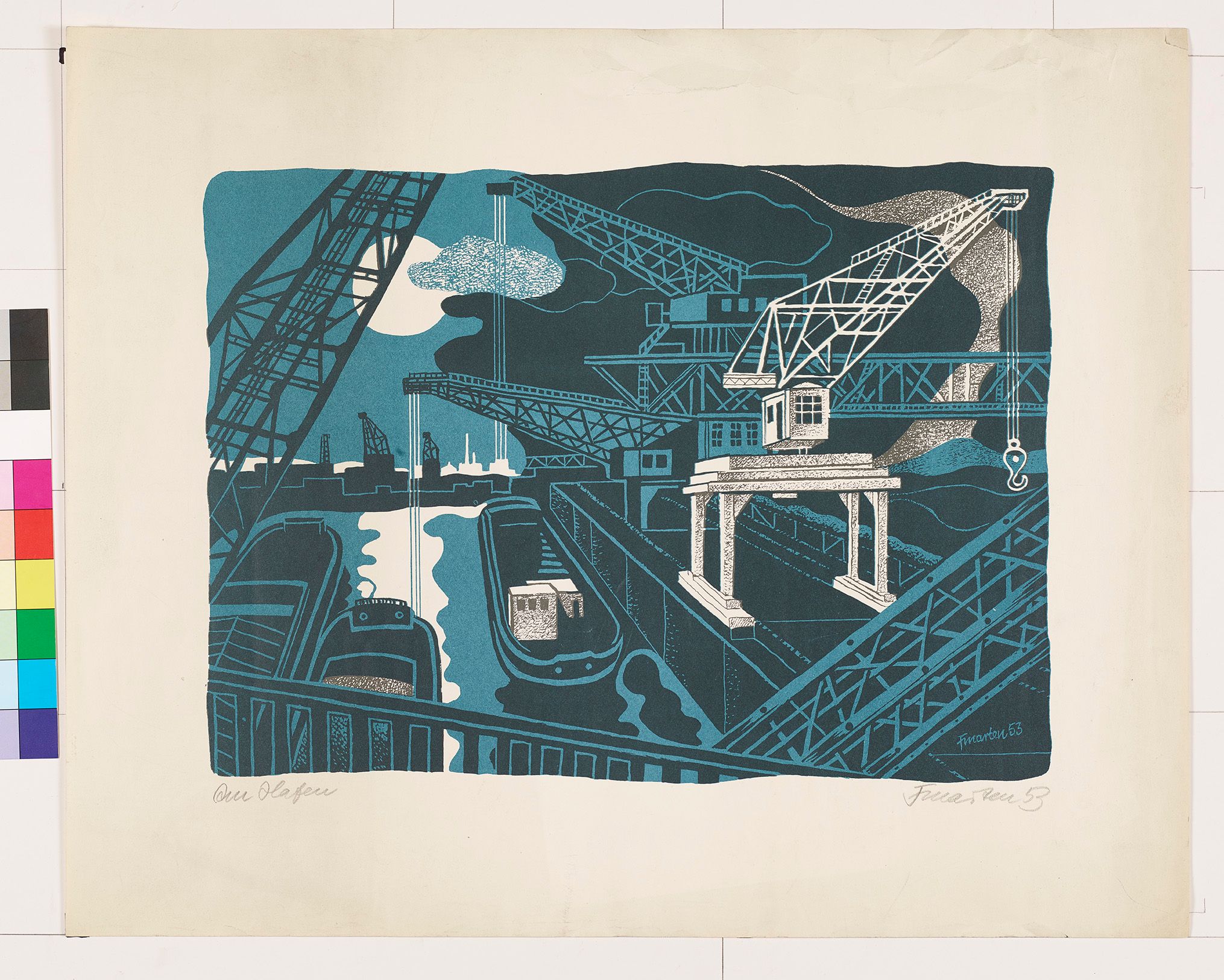 Die Ansicht eines Hafens im bläulichen Licht einer Vollmondnacht. Im Hafenbecken liegen drei Frachter vor Anker. Die Deckaufbauten eines Schiffes und ein Kran heben sich durch ihre weiße Farbe ab. Die Seile eines Krans sind so positioniert, dass sie die Schlote der Industriekulisse im Bildhintergrund in den Himmel zu verlängern scheinen.