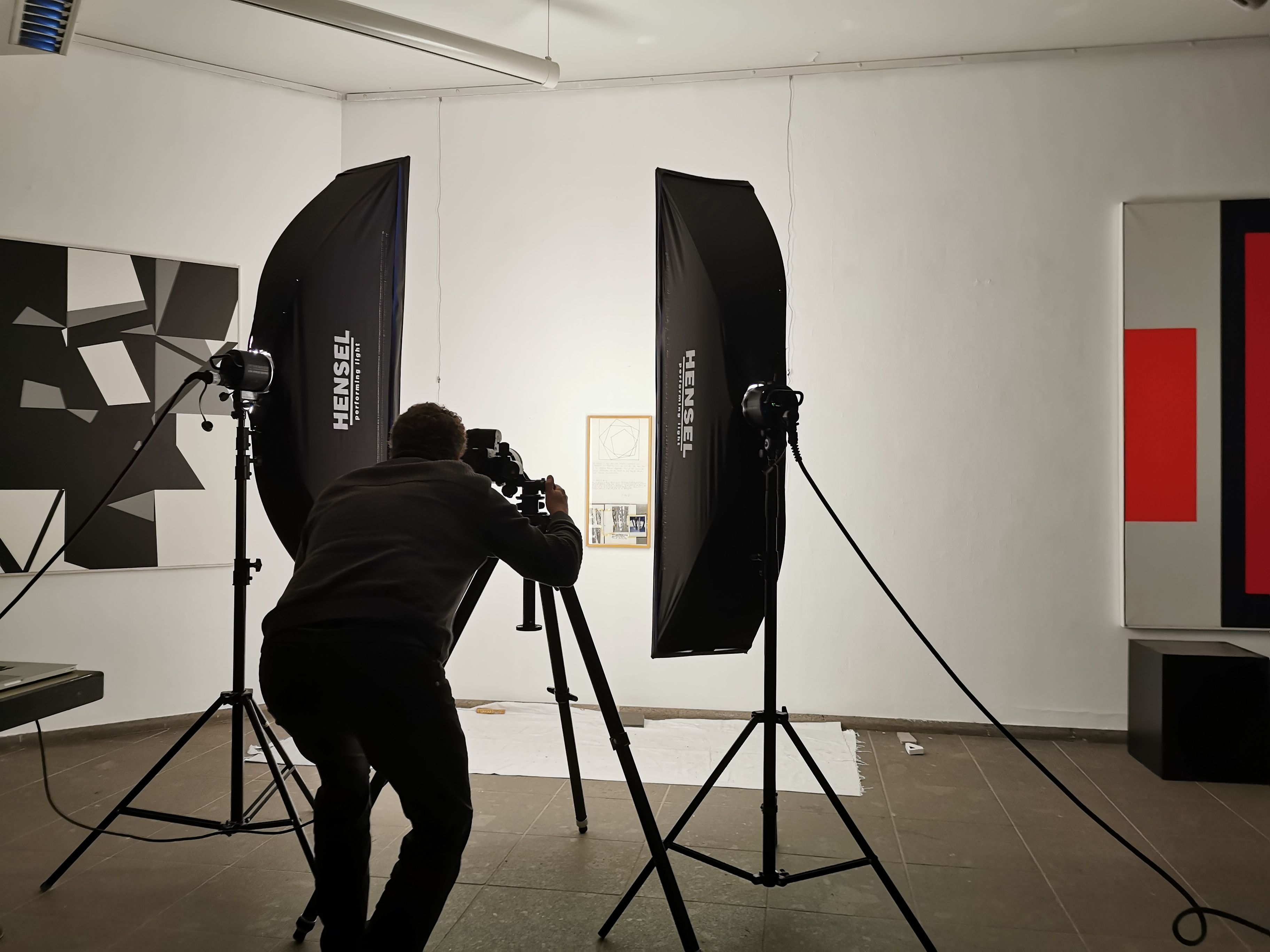Fotograf mit Lampen vor Kunstwerk